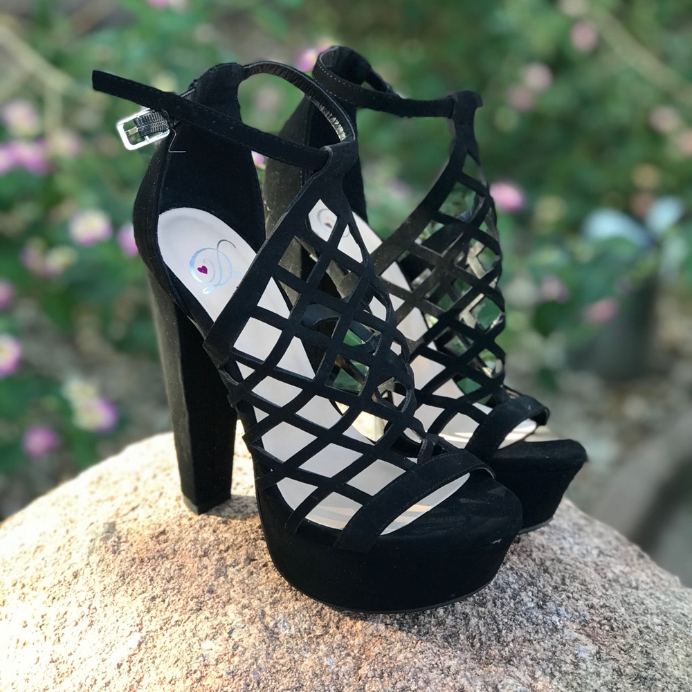 Black high heels (Sandals)